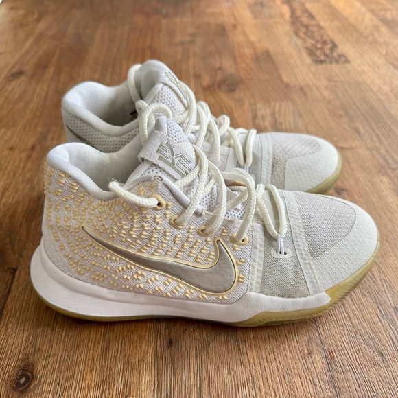 Nike Kyrie Irving 3 White/beige Sz 2Y - Picture 3 of 6